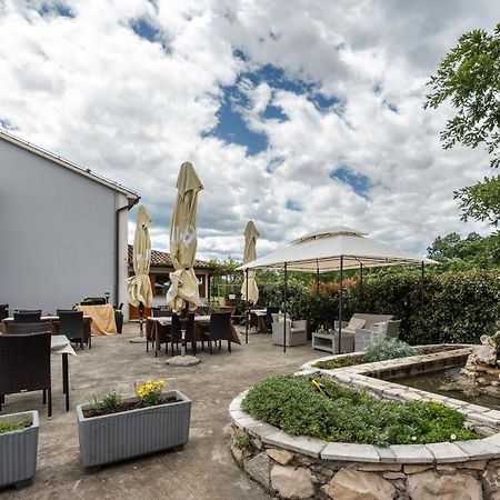 Hotel Tomazici Santalezi Екстериор снимка