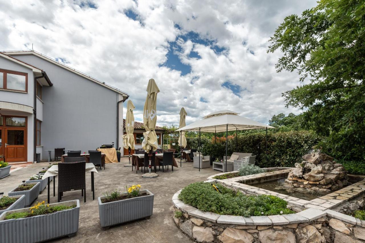 Hotel Tomazici Santalezi Екстериор снимка